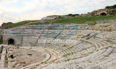 siracusa ha un parco archeolgogico dove e possibile visitare il teatro greco e anfiteatro romano oltre all orecchio di dionisio e la grotta dei cordari