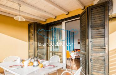 B&B Bianco e Blu - Marina di Ragusa - Iris Iris holiday home on the promenade facing the sea in Marina di Ragusa terrace